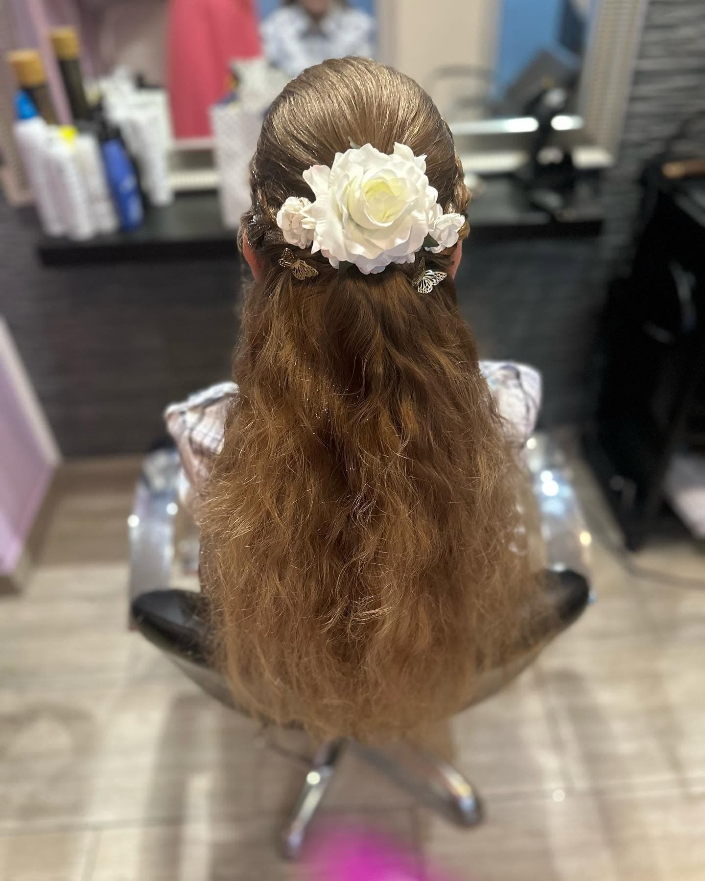 Balayage caramel sur cheveux longs avec ondulations — coloration professionnelle NAK