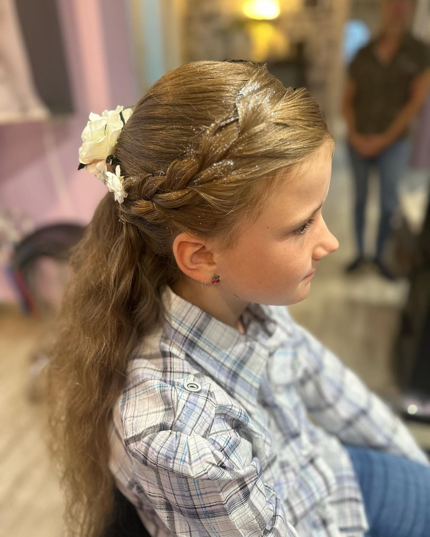 Coloration blonde naturelle avec racines fondues — résultat soigné et lumineux
