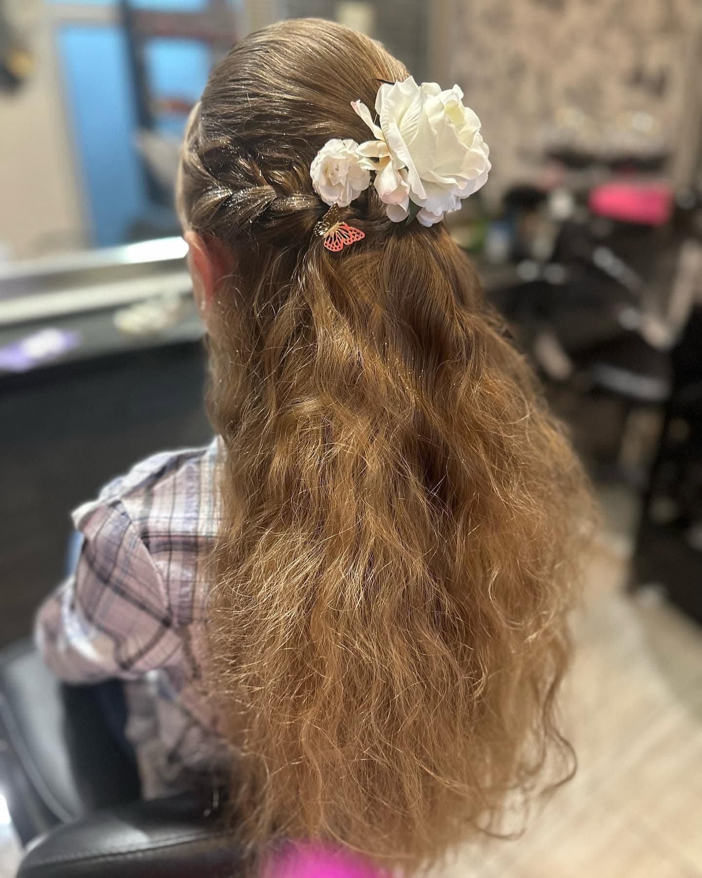 Brushing volumineux avec boucles souples — mise en forme professionnelle
