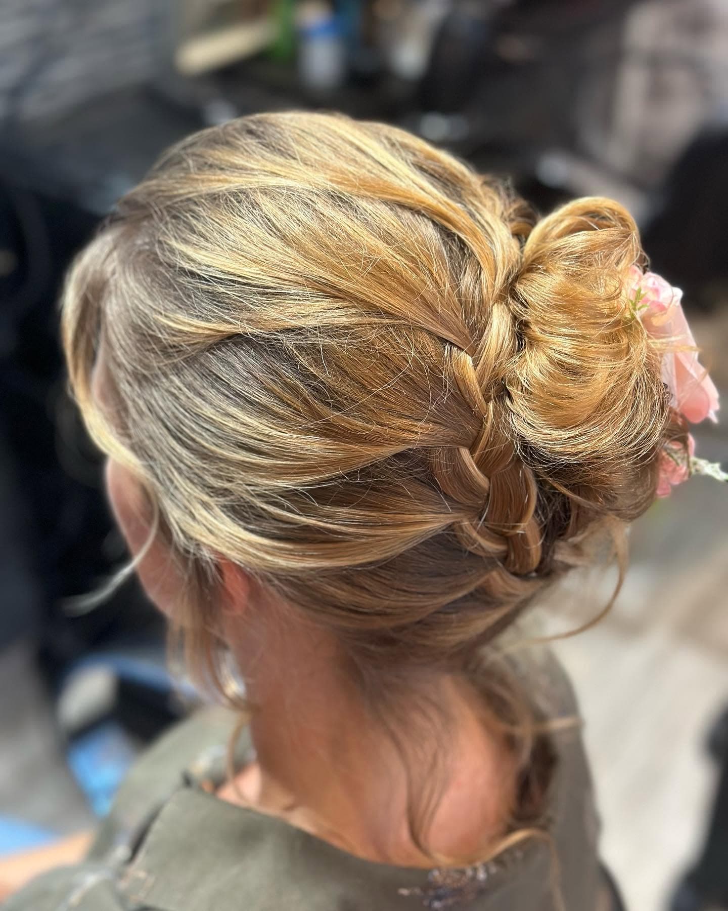 Chignon tressé élégant — coiffure de fête raffinée