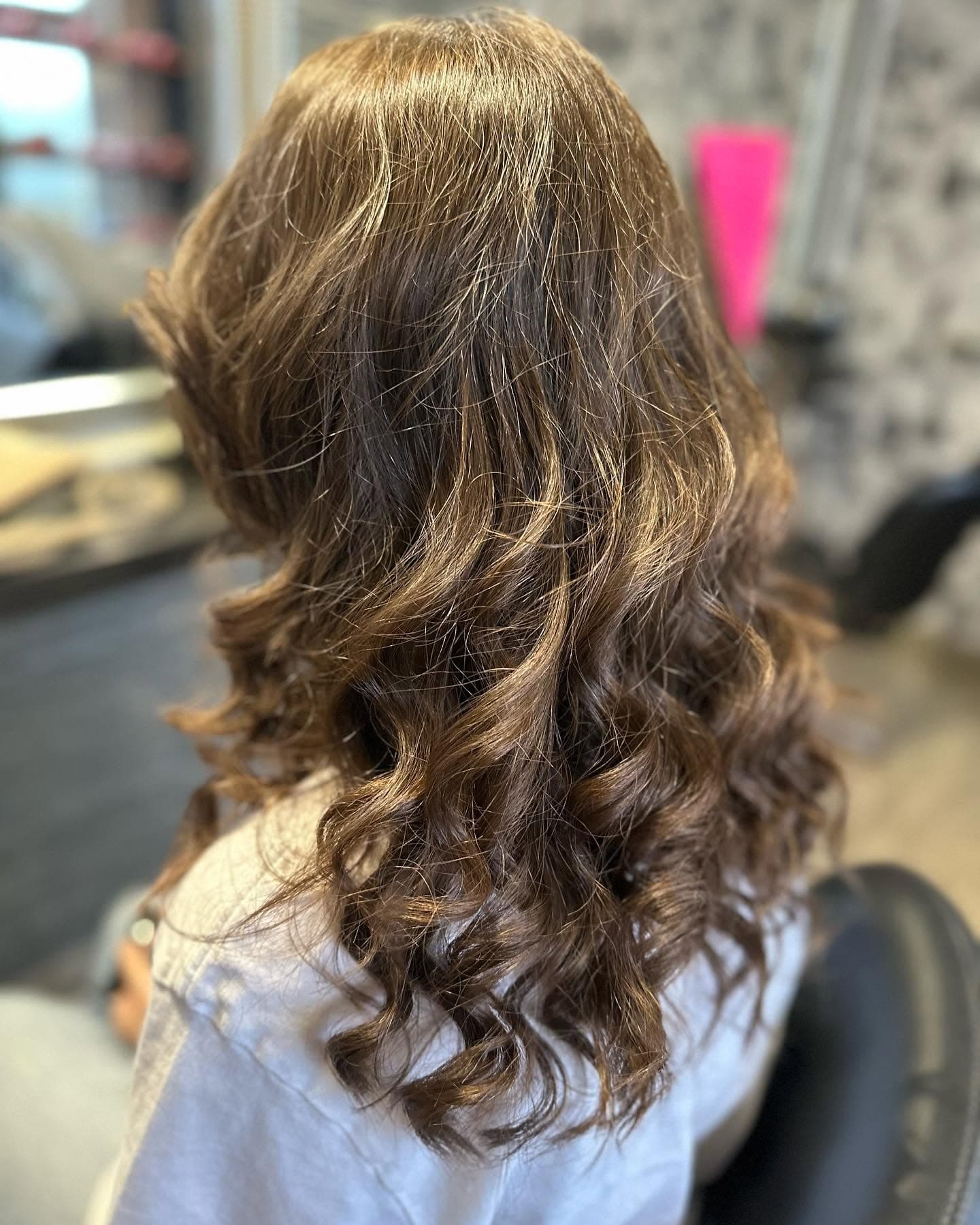 Brushing lisse parfaitement maîtrisé sur cheveux longs