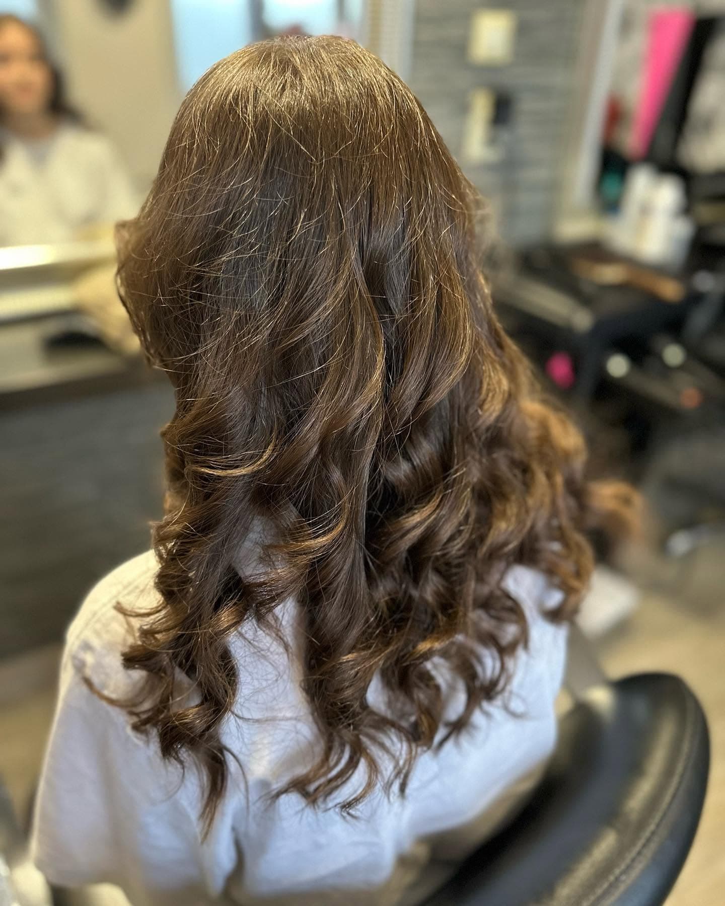 Balayage miel sur cheveux mi-longs avec brushing ondulé