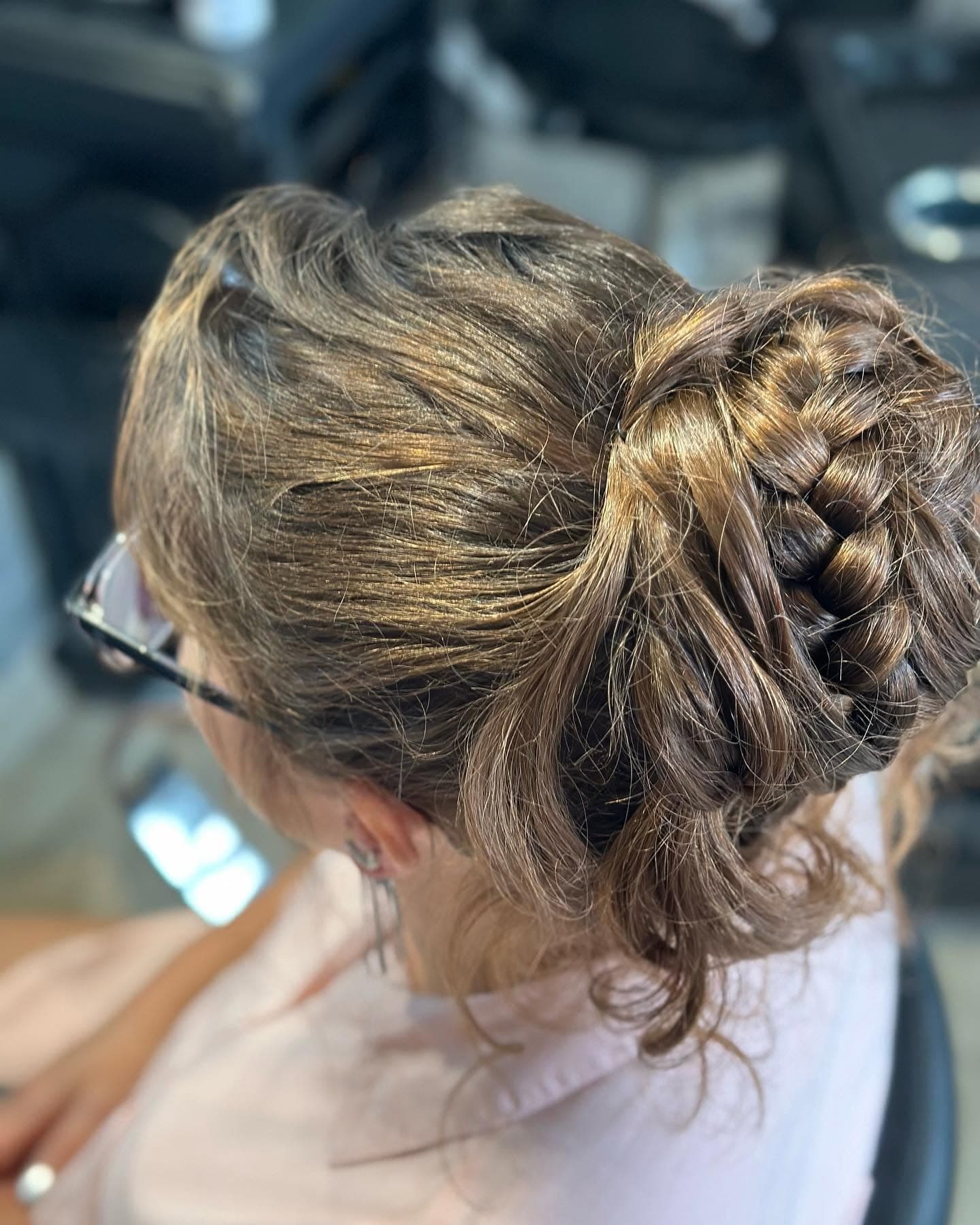 Coupe courte femme moderne avec texture et mouvement