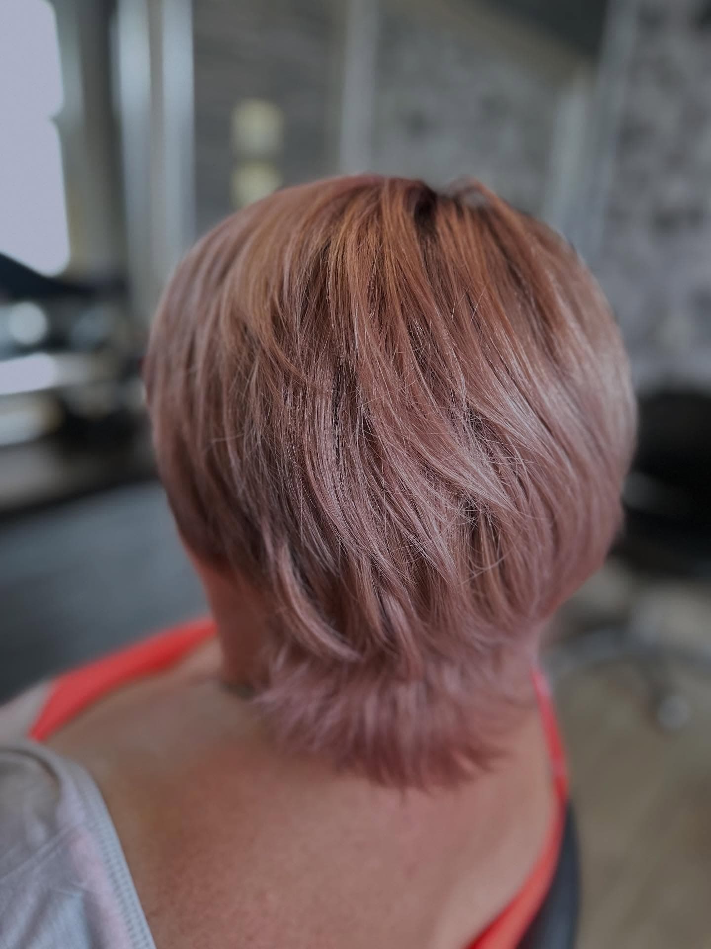 Coupe pixie moderne avec texture effilée — coiffure courte tendance