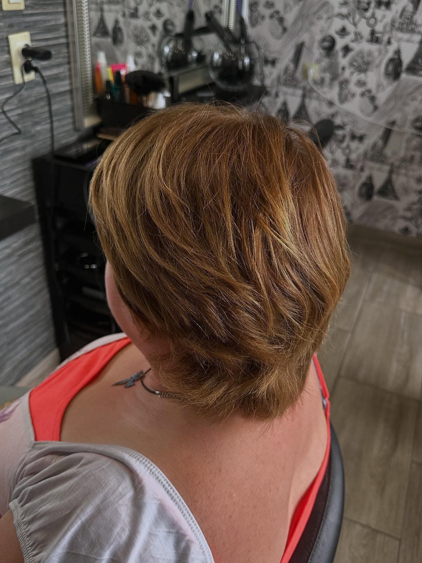 Coloration chatain lumineux avec reflets dorés — technique NAK